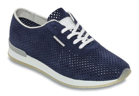 Sneaker geschnürt mit